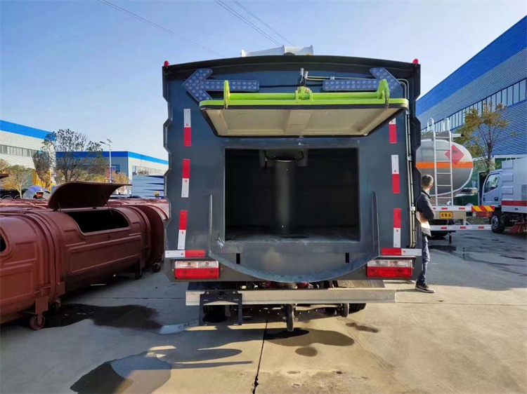 東風小多利卡掃路車(帶霧炮) 東風小多利卡掃路車(帶霧炮)