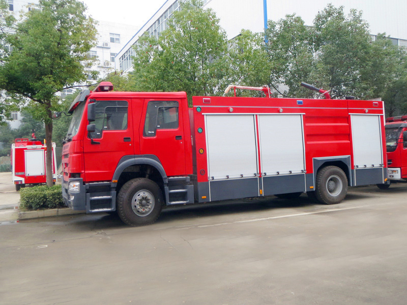 豪沃11噸干粉泡沫聯(lián)用消防車(chē)