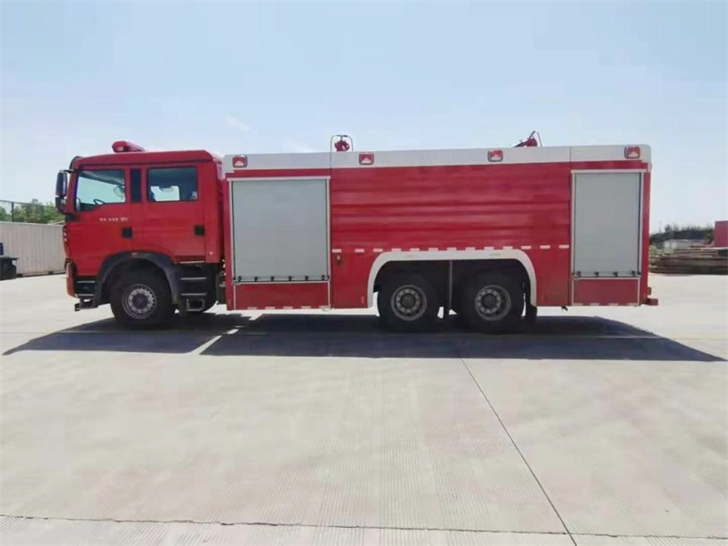 豪沃11噸干粉泡沫聯(lián)用消防車(chē)