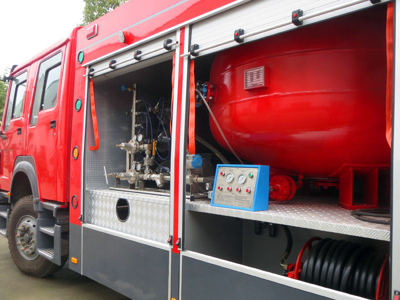 豪沃11噸干粉泡沫聯(lián)用消防車(chē)